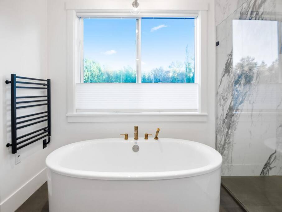Вилла The Fernridge Estate: 5Bd Family Retreat! Лэнгли Экстерьер фото